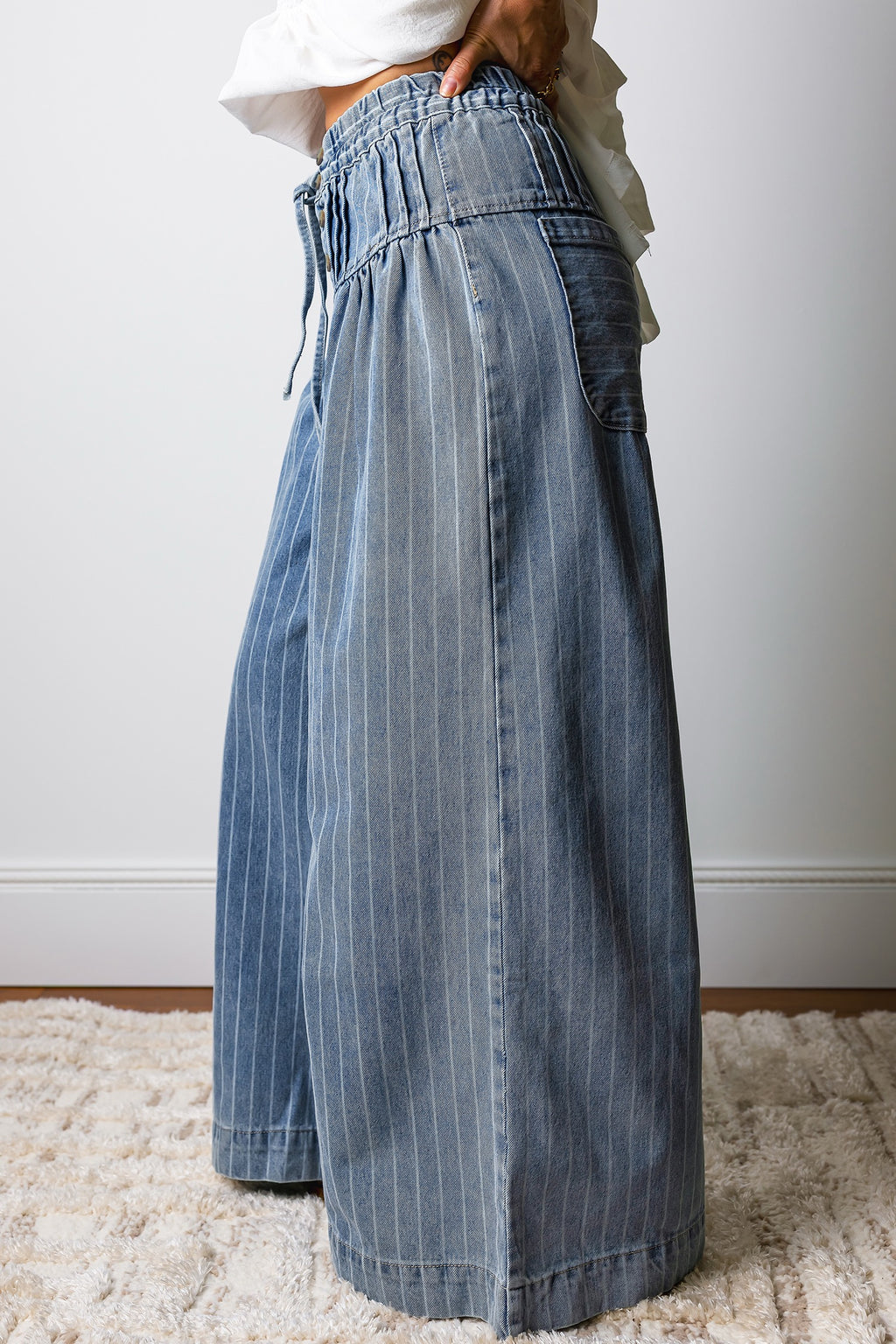 Pleated drawstring wide leg jeans